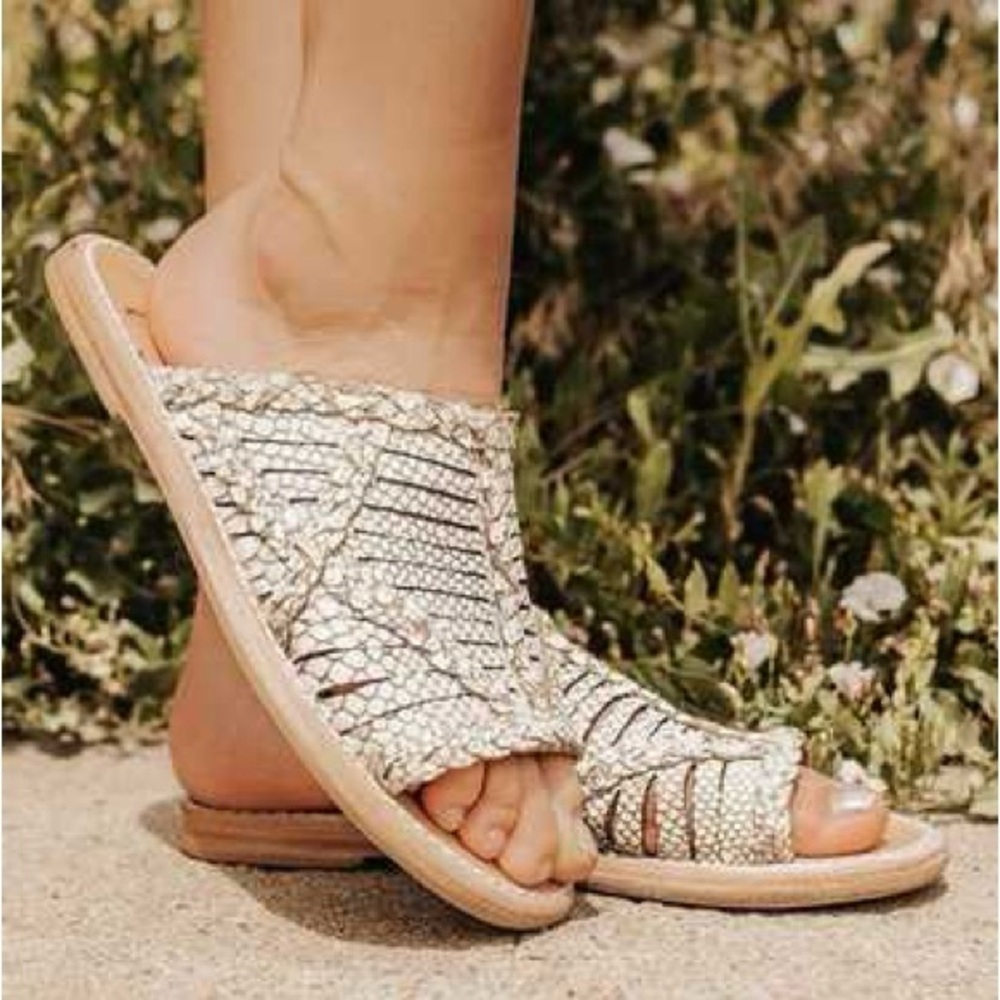 Freebird Willow Leather Embossed Strappy Sandals Cream Tan Size 7